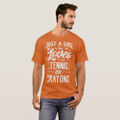 テニスやクレヨンの贈り物が大好きな女の子 Tシャツ (正面フル)