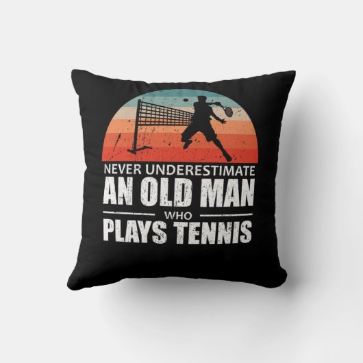 テニスをする老人を決して過小評価し遊ない クッション (裏面)
