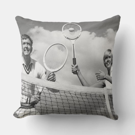 テニスを遊んでいる人および女性 クッション (正面)