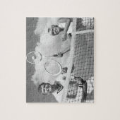 テニスを遊んでいる人および女性 ジグソーパズル (縦)