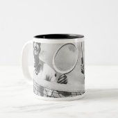 テニスを遊んでいる人および女性 ツートーンマグカップ (正面左)