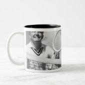 テニスを遊んでいる人および女性 ツートーンマグカップ (左)