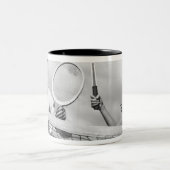 テニスを遊んでいる人および女性 ツートーンマグカップ (中央)