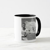 テニスを遊んでいる人および女性 マグカップ (正面右)