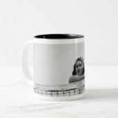 テニスを遊んでいる女性 ツートーンマグカップ (正面左)