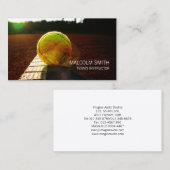 テニスインストラクターテニスボールを地面にクローズアップ 名刺 (正面/裏面)
