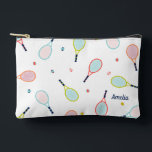 テニスギフトパーソナライズされた名ピンクブルーカスタム アクセサリーポーチ<br><div class="desc">このテニスバッグパーソナライズされたは、あなたの選択の名前で行うことができる。テニス図解入りの、写真付きのデザイン、グリーン、ピンクス、ブルーで印刷されたこのユニークバッグはカスタム、あなたの人生でテニス選手のための素晴らしい贈り物を作る。</div>