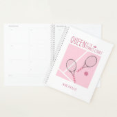 テニスコートのクイーンピンクガーリーパーソナライズされた プランナー手帳 (ディスプレー)