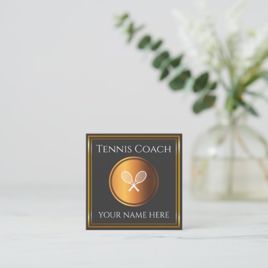 テニスコートインストラクター先生金ゴールドミニマルスポーツ スクエア名刺 (スタンド正面)