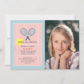 テニスコートラケットピンクガールフォト誕生日 招待状 (正面)