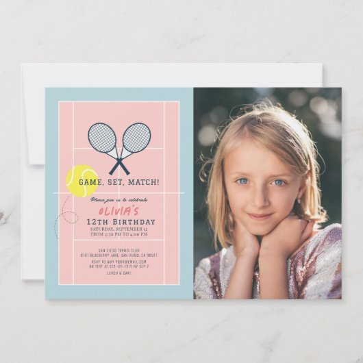 テニスコートラケットピンクガールフォト誕生日 招待状 (正面)