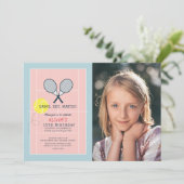 テニスコートラケットピンクガールフォト誕生日 招待状 (スタンド正面)