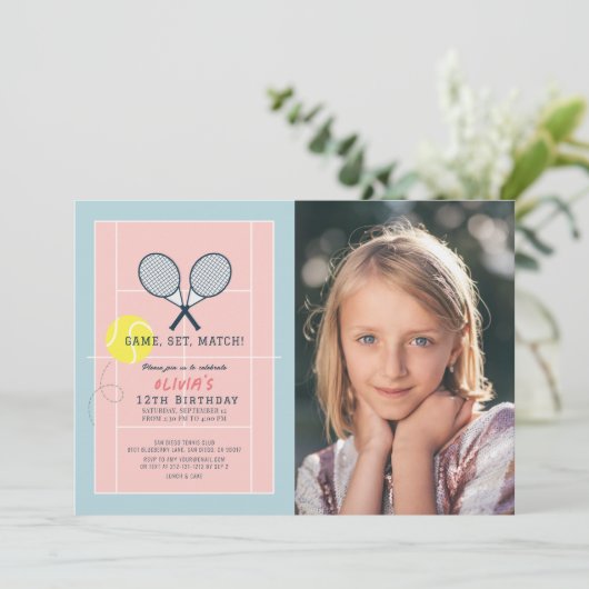 テニスコートラケットピンクガールフォト誕生日 招待状 (スタンド正面)