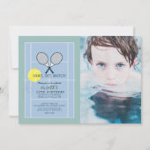 テニスコートラケットブルーボーイフォト誕生日 招待状 (正面)
