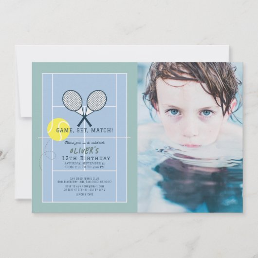 テニスコートラケットブルーボーイフォト誕生日 招待状 (正面)