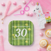 テニスコート上の30歳の誕生日ボール ペーパープレート (パーティー)