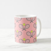 テニスシームレスパターン – ラケットとボールをピンクに コーヒーマグカップ (正面右)