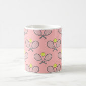 テニスシームレスパターン – ラケットとボールをピンクに コーヒーマグカップ (中央)