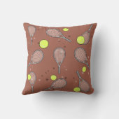 テニスシームレスパターン – ラケットとボールをブラウンに クッション (裏面)