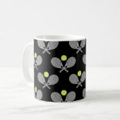 テニスシームレスパターン – ラケットとボールをブラック コーヒーマグカップ (正面左)