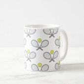 テニスシームレスパターン – ラケットとボールを白に コーヒーマグカップ (正面右)