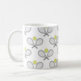 テニスシームレスパターン – ラケットとボールを白に コーヒーマグカップ