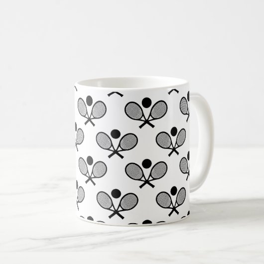 テニスシームレスパターン – ラケットとボールを白に コーヒーマグカップ (正面右)
