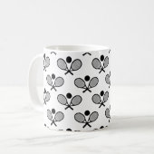 テニスシームレスパターン – ラケットとボールを白に コーヒーマグカップ (正面左)