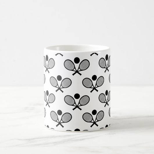 テニスシームレスパターン – ラケットとボールを白に コーヒーマグカップ (中央)