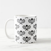 テニスシームレスパターン – ラケットとボールを白に コーヒーマグカップ (左)