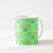 テニスシームレスパターン – ラケットとボールを緑に コーヒーマグカップ (正面右)