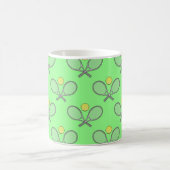 テニスシームレスパターン – ラケットとボールを緑に コーヒーマグカップ (中央)