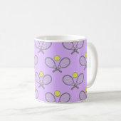 テニスシームレスパターン – ラケットとボール コーヒーマグカップ (正面右)