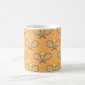 テニスシームレスパターン – ラケットとボール コーヒーマグカップ (中央)