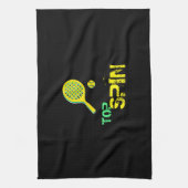 テニススポーポップ・アートのツアート、グリーン&イエローラケット&ボール キッチンタオル (縦)