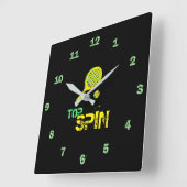 テニススポーポップ・アートのツアート、グリーン&イエローラケット&ボール スクエア壁時計 (傾斜)