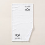 テニステーマモノグラムのがテニスボールを手渡す ハンドタオル<br><div class="desc">テニ独身のス選手とダブルスチームは、このテニスをテーマにしたデザインが大好きです。2枚のラケモダンットとボールを備えたロゴアイコンスタイルデザイン。名前を追加して、カスタマイズデザインを作成します。テニス選手に最適なタ遊オル。</div>