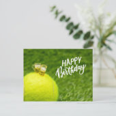 テニスハッピーバースデーのテニスボールとビールポストカ ポストカード (スタンド正面)