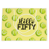 テニスハッピー50誕生日とボール付き黄色 ラージペーパーバッグ (正面)