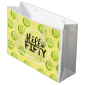 テニスハッピー50誕生日とボール付き黄色 ラージペーパーバッグ (正面アングル)