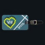 テニスハートパーソナライズされた愛 ラゲッジタグ<br><div class="desc">モノグラムと文字テンプレートでコート上のハートの形のパーソナライズされたテニスボールの画像。</div>