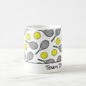 テニスパパMOMボールラケットイエローホワイトブラック コーヒーマグカップ (中央)