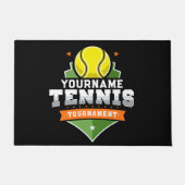 テニスパーソナライズされた選手の名前VARSITY大会 ドアマット (正面)