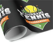 テニスパーソナライズされた選手の名前VARSITY大会 ラッピングペーパー (ロールコーナー)