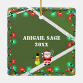 テニスパーソナライズされた雪だるまとサンタクロース セラミックオーナメント (裏面)