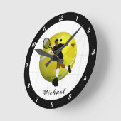 テニスプレーヤーのシルエットイラストレーションスポーツ名 ラウンド壁時計 (傾斜)