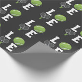 テニスプレーヤーのテニスボールとラケット ラッピングペーパー (角)