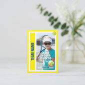 テニスプレーヤーのトレーディングカード – 明るい黄色 コーリングカード (スタンド正面)