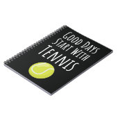 テニスプレーヤーやテニス愛好家の子供のためのプレゼント タイポグラフィー ノートブック (左側)