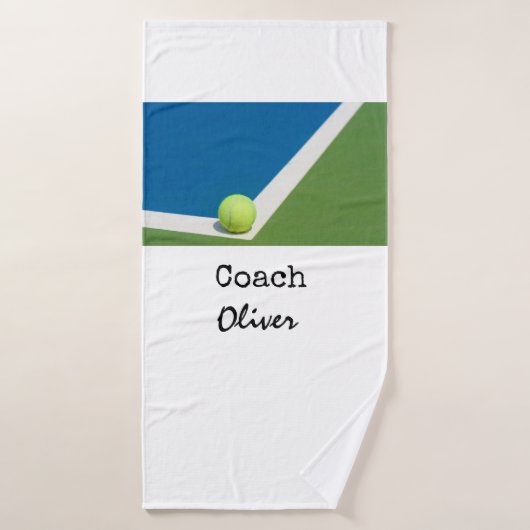 テニスボールがコートのバックグラウンドコーチに入っている   バスタオル (バスタオル)